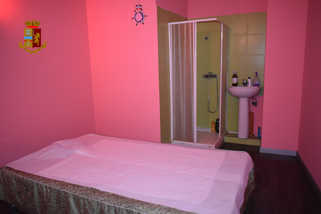 CATANIA: CENTRI MASSAGGI A LUCI ROSSE GESTITI DA CINESI, DUE ARRESTI