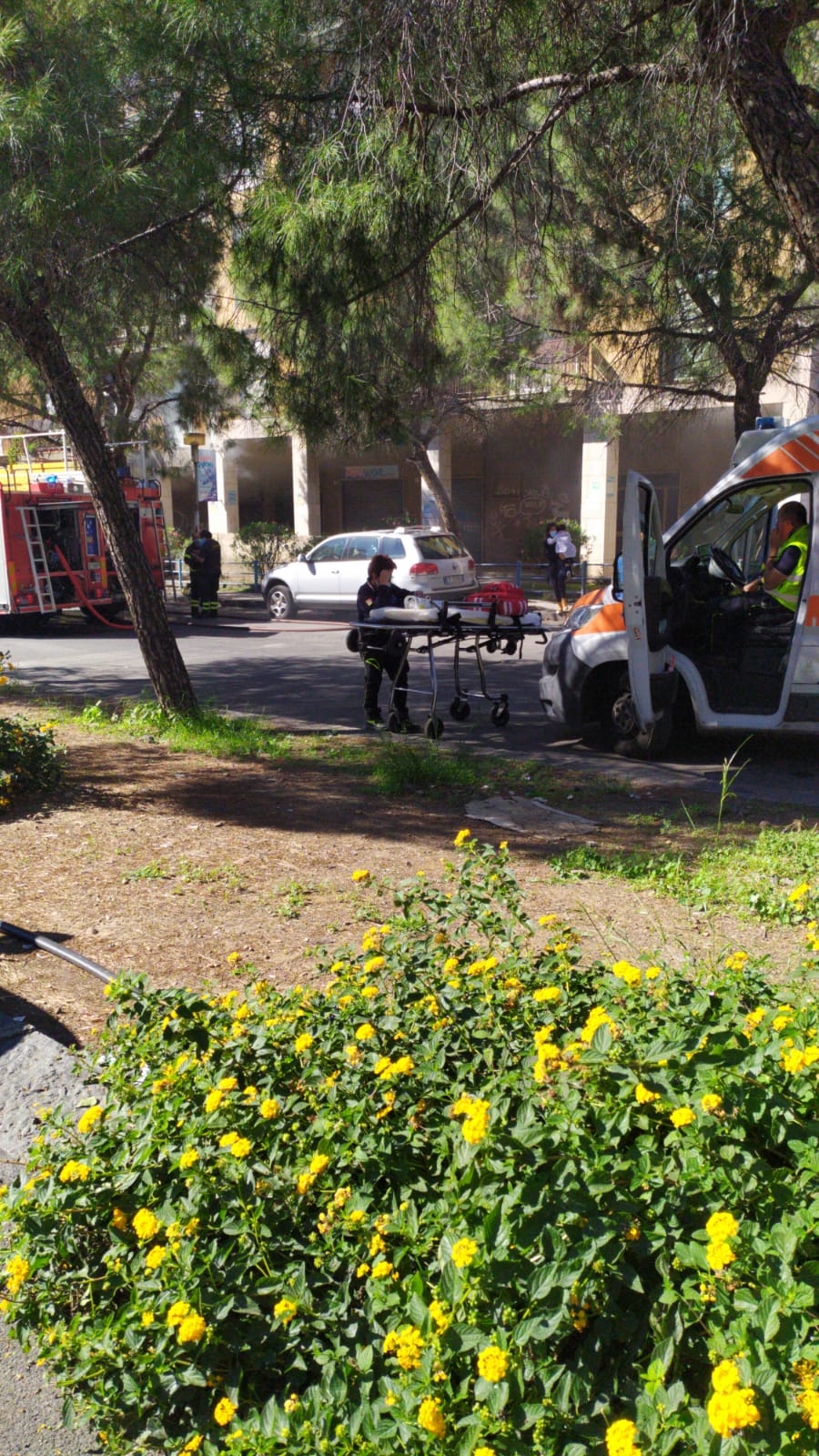 PATERNO': INCENDIO AL CORSO DEL POPOLO, INTERVENTO DEI VVF