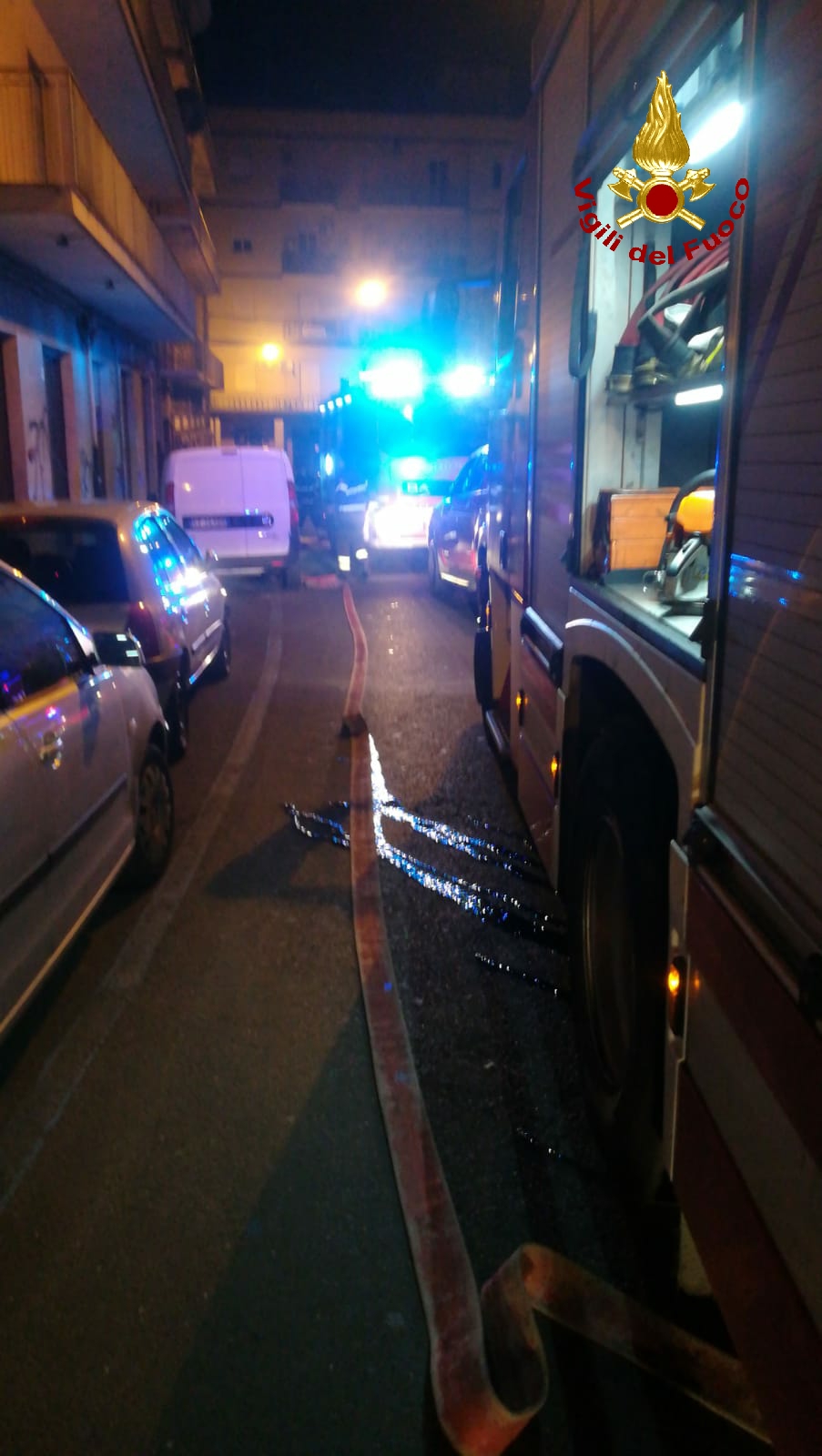 INCENDIO NELLA NOTTE IN UNA ABITAZIONE AD ACIREALE, INTOSSICATI  DUE BAMBINI