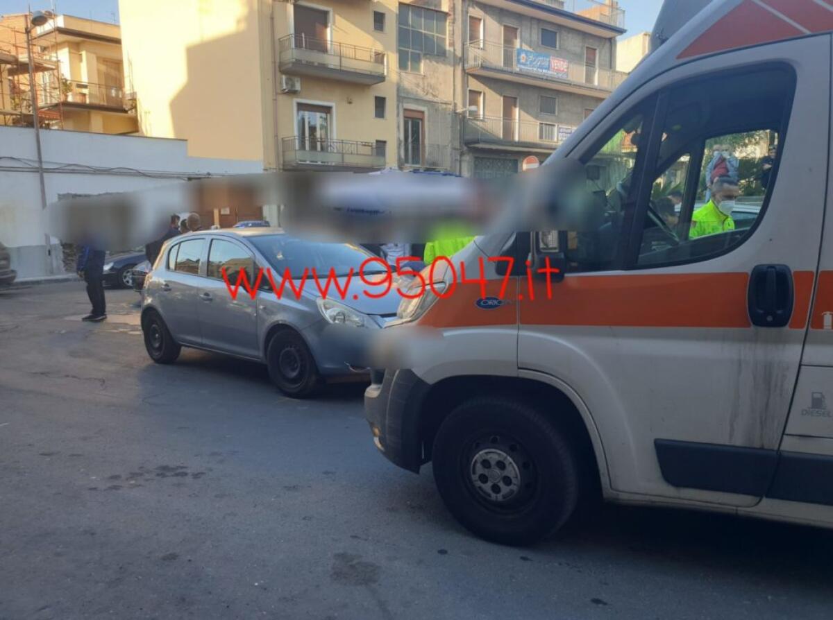 PATERNÒ: RAGAZZO INVESTITO IN PIAZZA CARLO ALBERTO - 