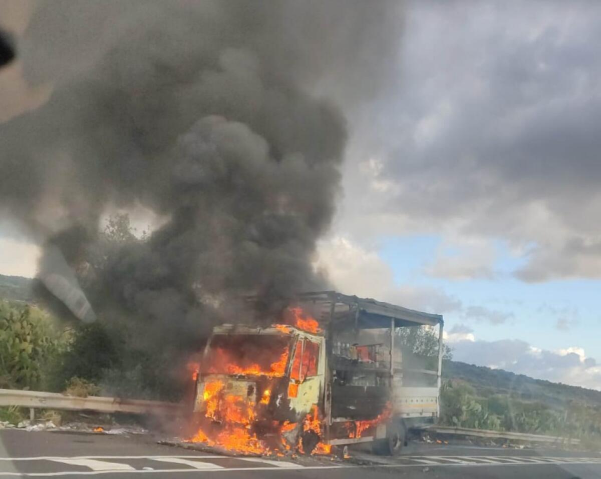 AUTOCARRO IN FIAMME SULLA SS284 TRA BIANCAVILLA E ADRANO - 