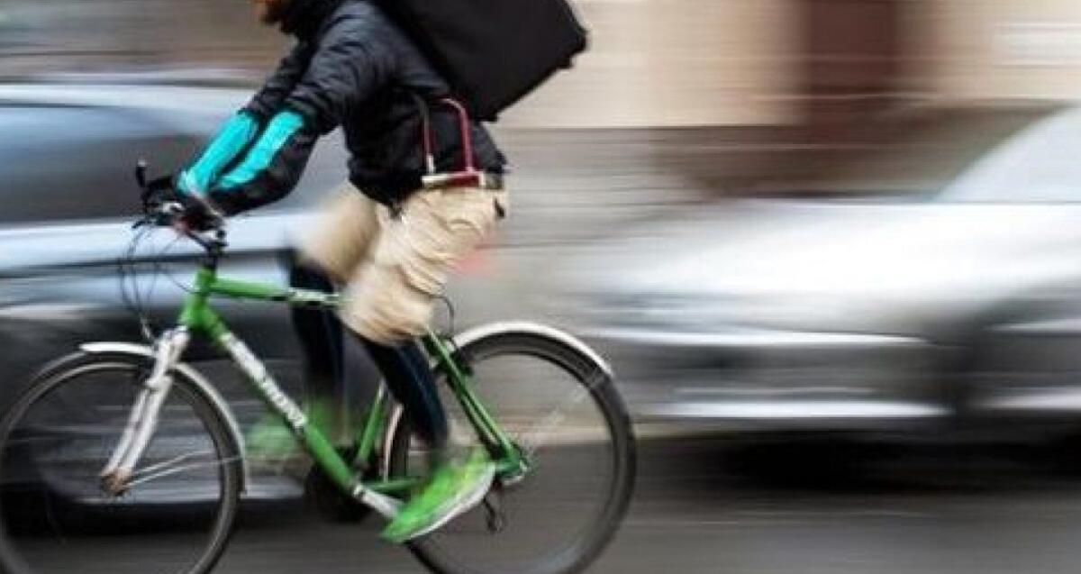 CATANIA, SI TRAVESTE DA RIDER PER CONSEGNARE LA DROGA DURANTE IL COPRIFUOCO: DENUNCIATO - 