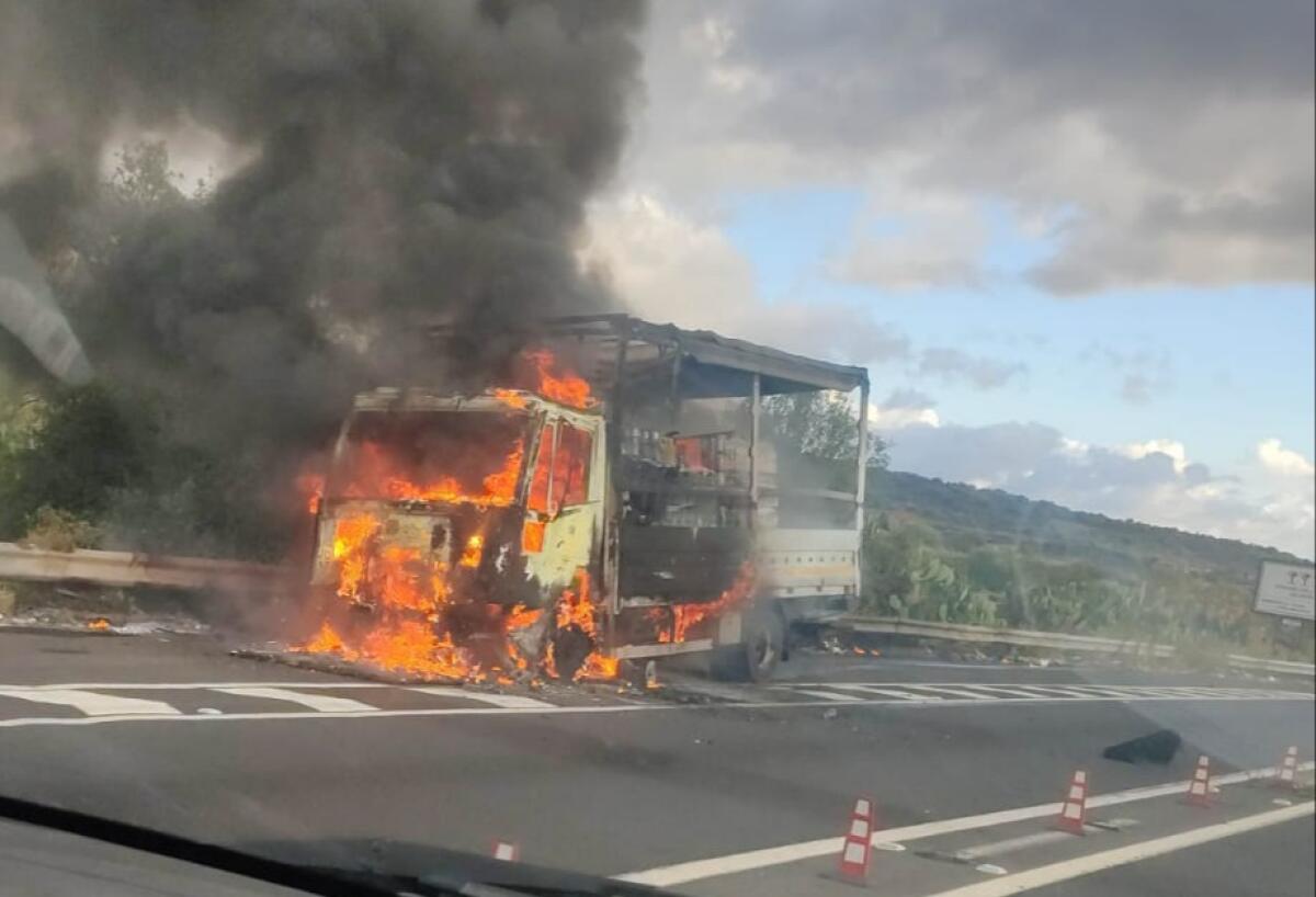 FURGONCINO IN FIAMME SULLA SS284, RALLENTAMENTI - 