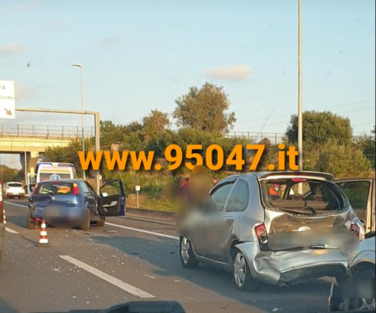 INCIDENTE SULLA TANGENZIALE DI CATANIA, FERITI - 