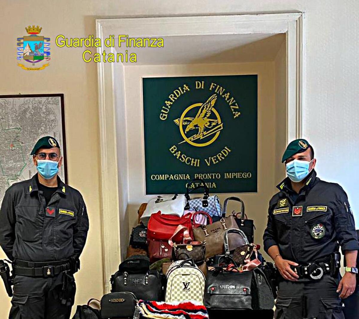 CATANIA: SEQUESTRATI UN CENTINAIO DI CAPI DI ABBIGLIAMENTO ED ACCESSORI “CONTRAFFATTI” E “NON SICURI”. - 