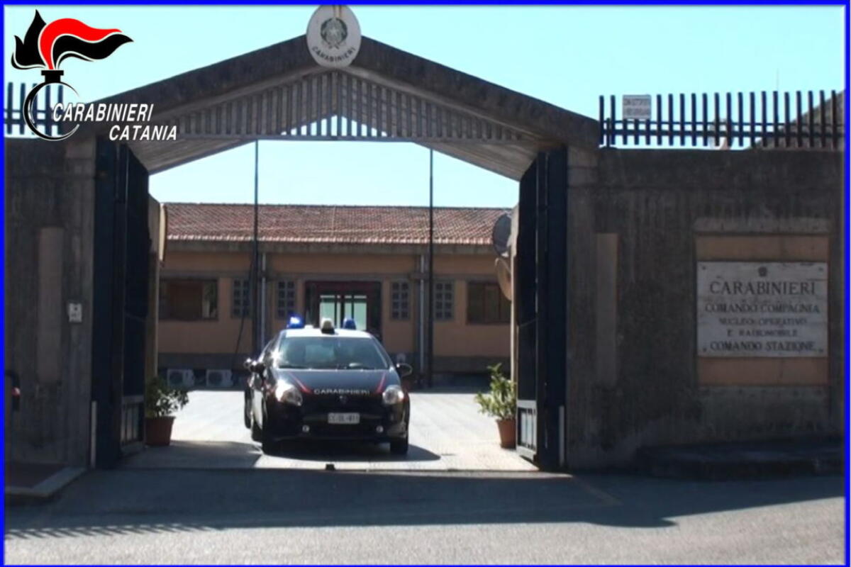 GRAVINA DI CATANIA. RUBAVA GENERI ALIMENTARI DAL SUPERMERCATO DOVE LAVORAVA, DENUNCIATO. - 