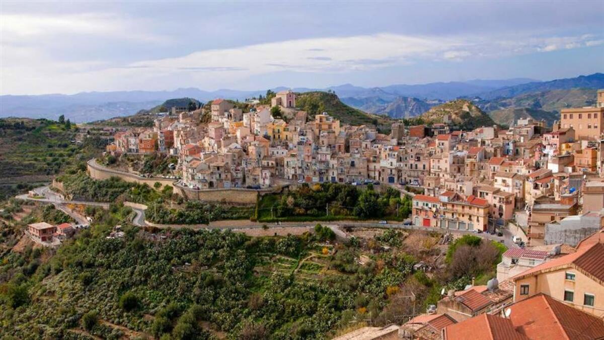 CENTURIPE, I POSITIVI A COVID SALGONO A CENTO IL SINDACO: «È STATA RICHIESTA LA ZONA ROSSA» - 