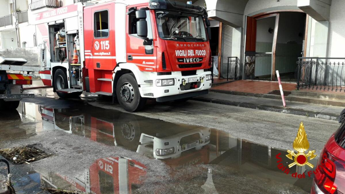 PAURA A CAPOMULINI:  ESONDA UN TORRENTE, ALLAGATE ABITAZIONI - 