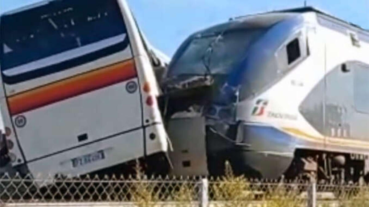 TRAGEDIA SFIORATA A VITTORIA, TRENO INVESTE PULLMAN BLOCCATO AL PASSAGGIO A LIVELLO - 