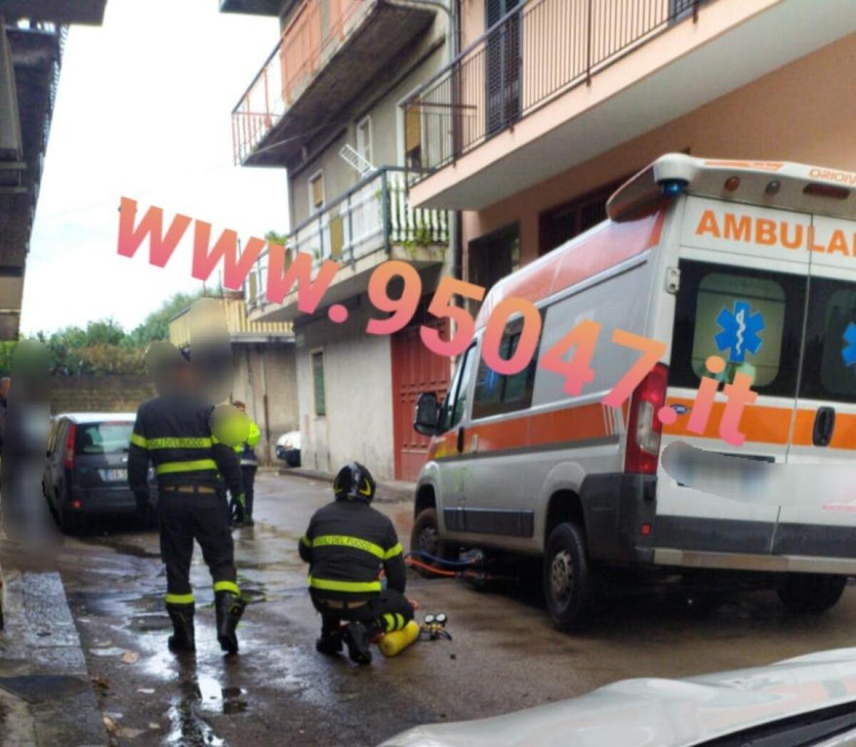 PATERNO’: AMBULANZA CADE IN UNA BUCA, LIBERATA DAI VVF – LE FOTO - 