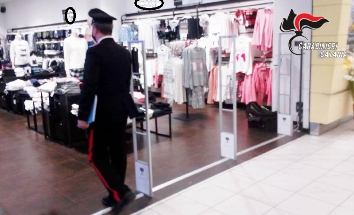 SAN GIOVANNI LA PUNTA (CT). I CARABINIERI NEI CENTRI COMMERCIALI PER FAR RISPETTARE LE NORME ANTI-COVID19 - 