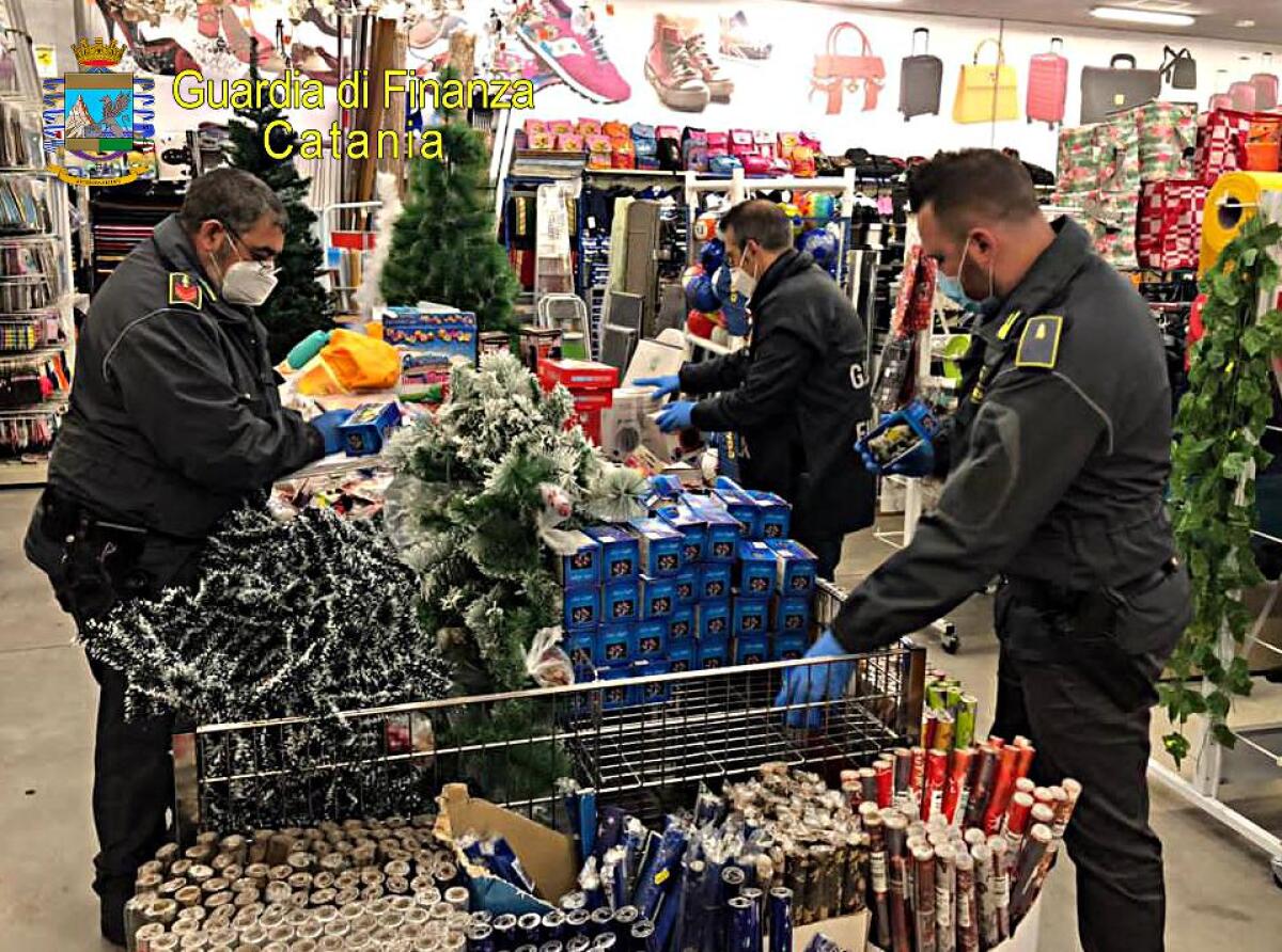 SEQUESTRATI 2400 ARTICOLI CONTRAFFATTI E NON SICURI IN UN NEGOZIO DI BELPASSO. - 