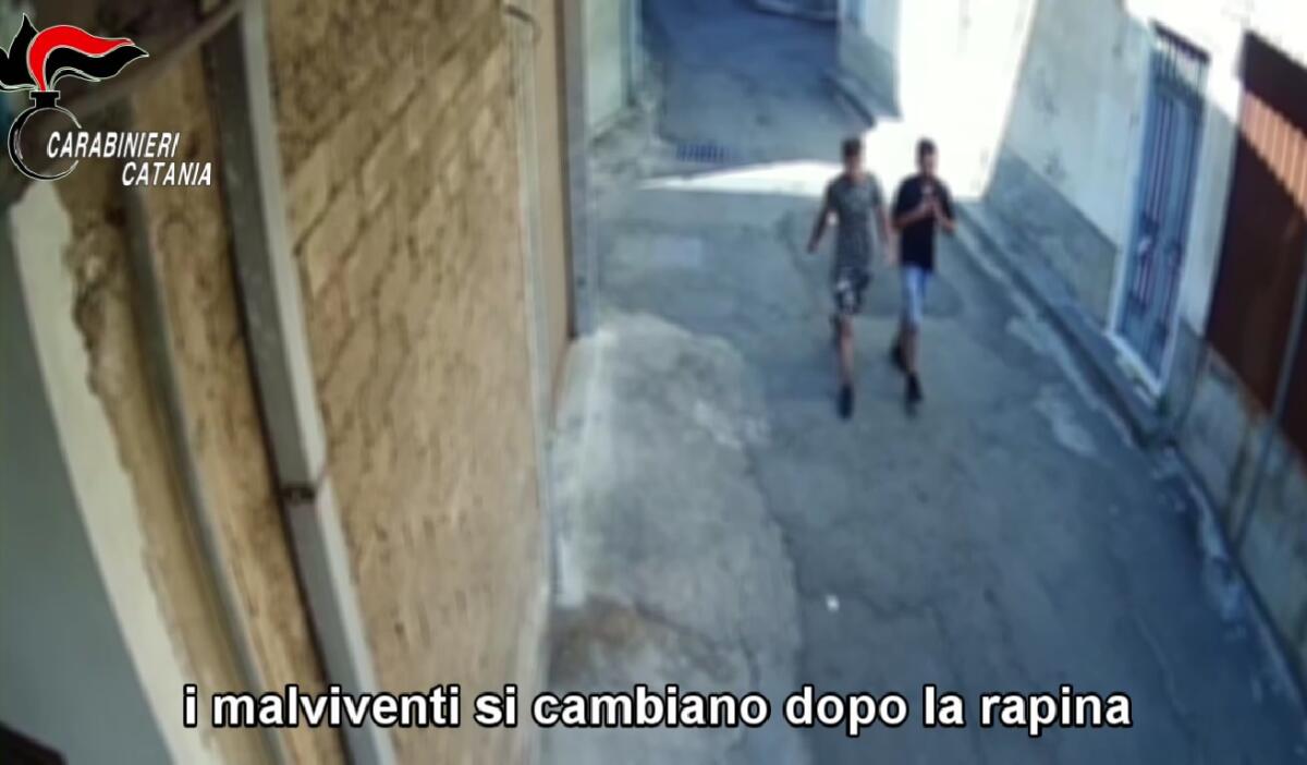 PATERNO': RAPINA A DISTRIBUTORE CARBURANTI,  DUE ARRESTI - 