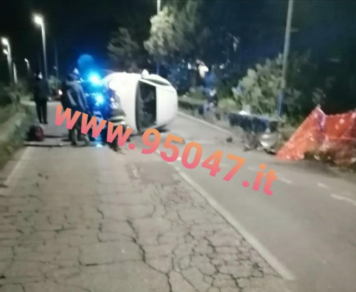 BELPASSO: INCIDENTE AUTONOMO, AUTO SI RIBALTA - 