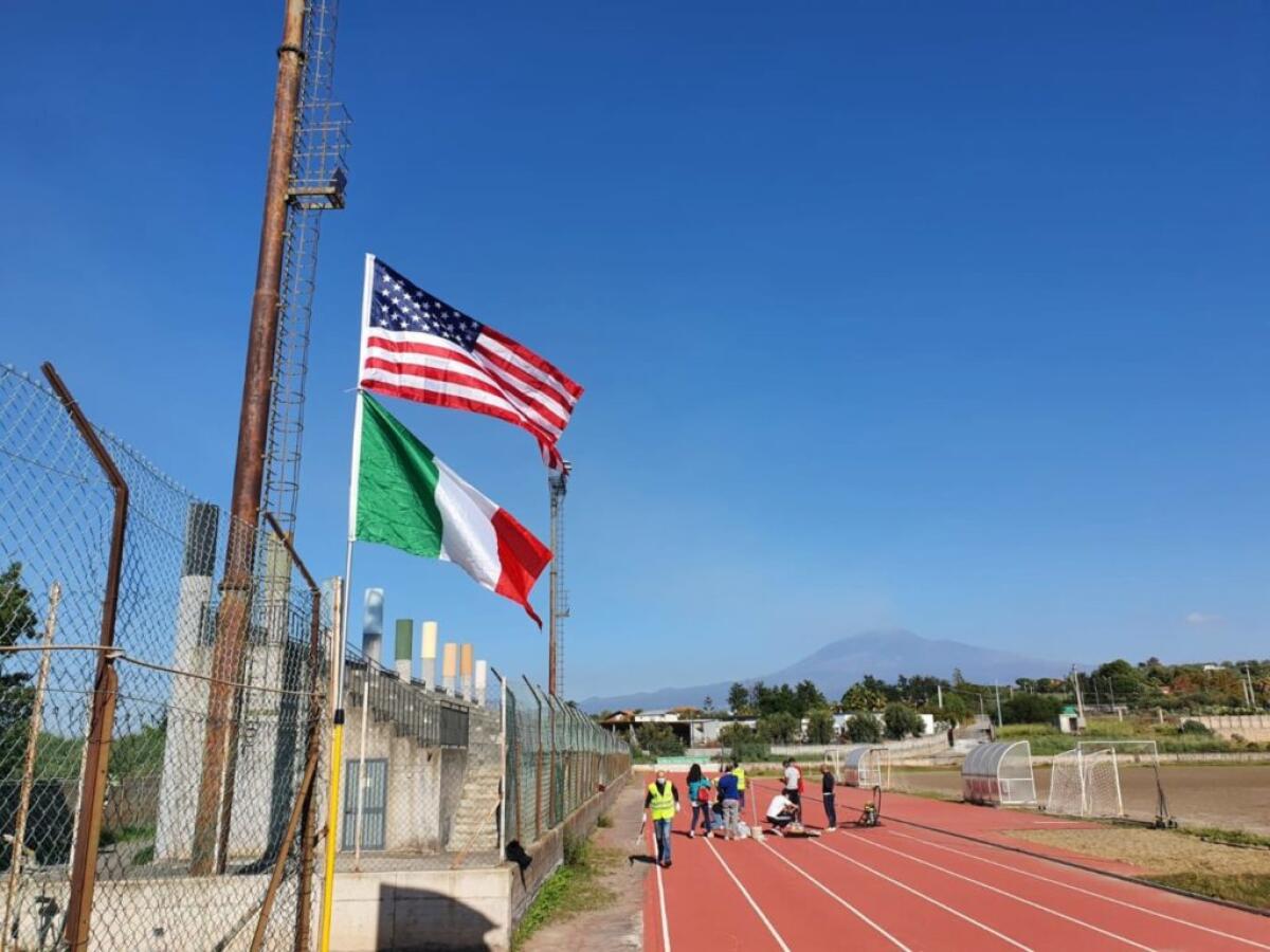 MILITARI AMERICANI E VOLONTARI DI MOTTA RIQUALIFICANO LA PISTA DI ATLETICA. - 