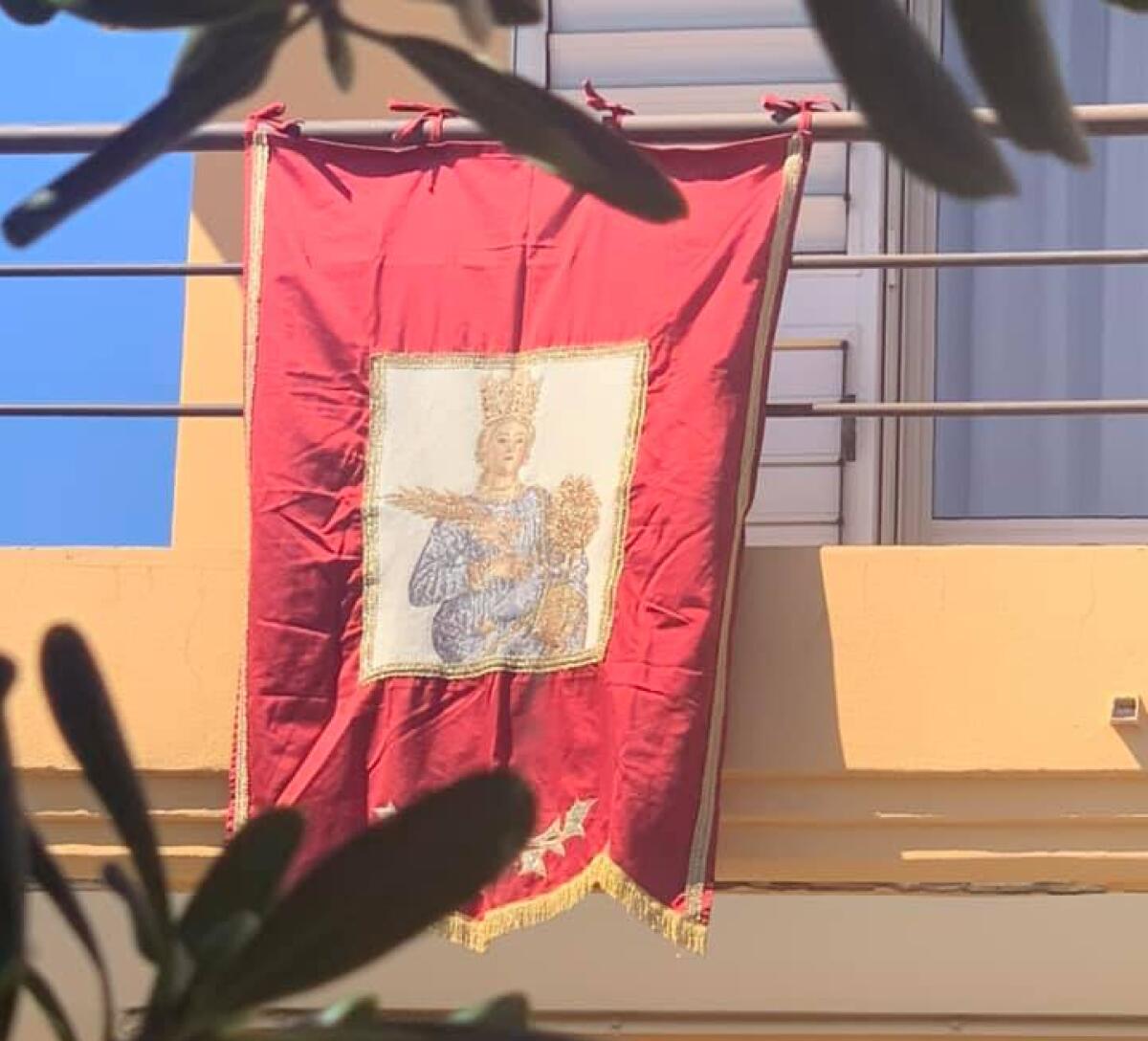 PATERNO': "VESTI A FESTA IL TUO BALCONE " INIZIATIVA DELLA PARROCCHIA INSIEME AL CIRCOLO CITTADINO SANTA BARBARA - 