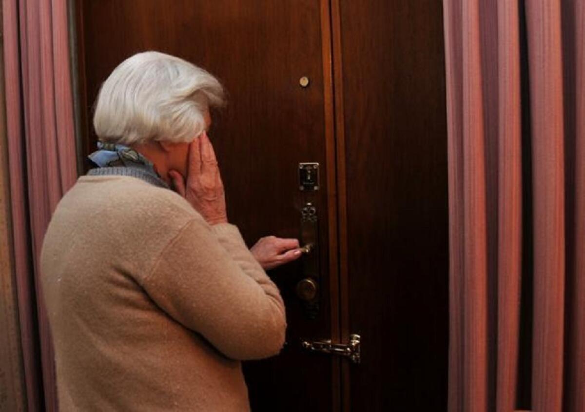 CATANIA: FINGE DI ESSERE UN BENEFATTORE E RUBA 11MLA EURO AD ANZIANA - 