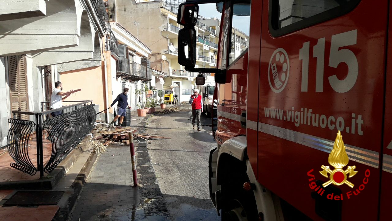 PAURA A CAPOMULINI:  ESONDA UN TORRENTE, ALLAGATE ABITAZIONI