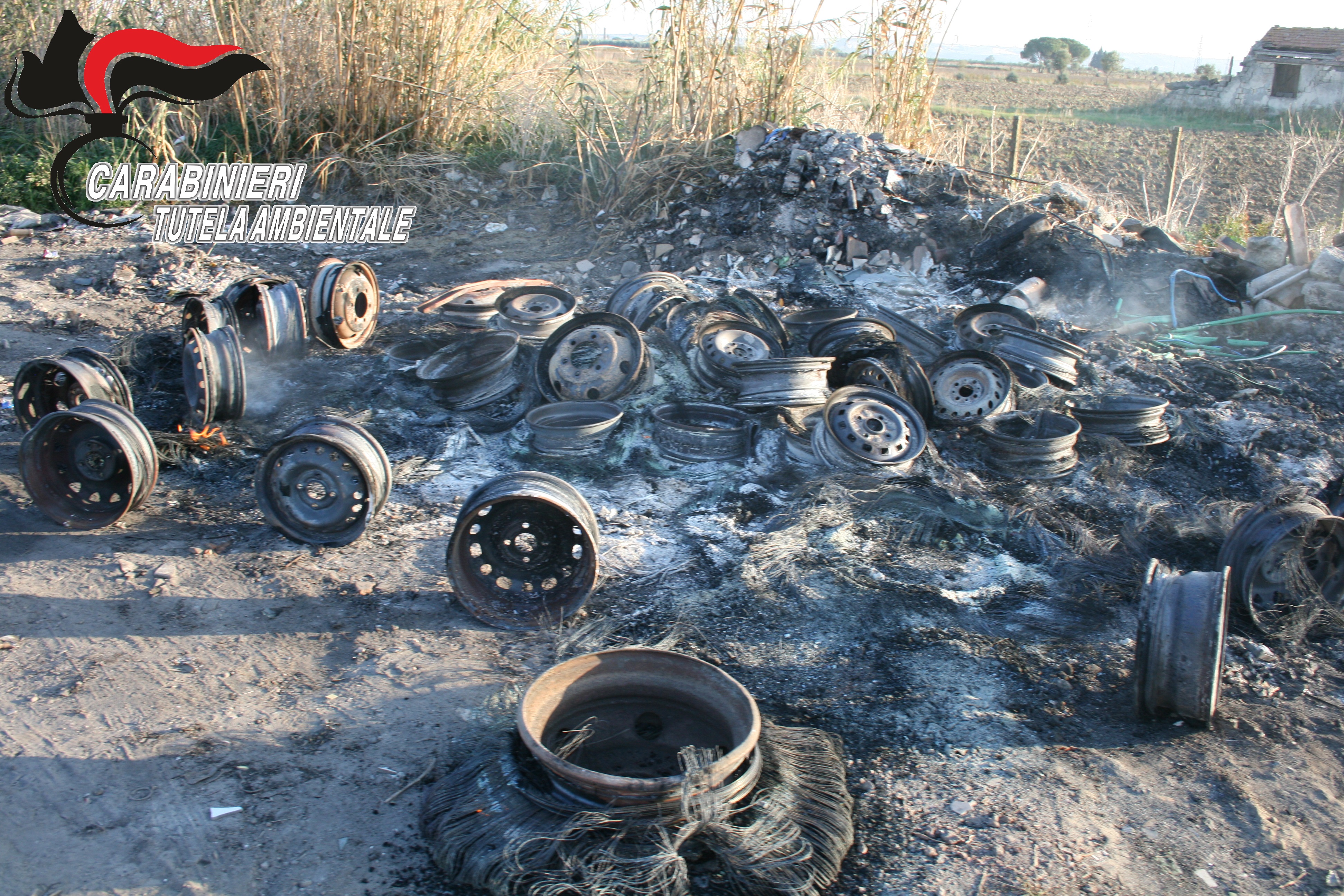 CATANIA, BRUCIAVA I COPERTONI PER RIVENDERNE IL FERRO