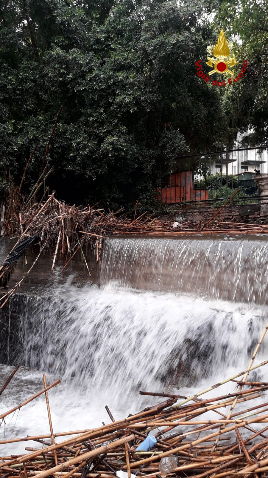 PAURA A CAPOMULINI:  ESONDA UN TORRENTE, ALLAGATE ABITAZIONI