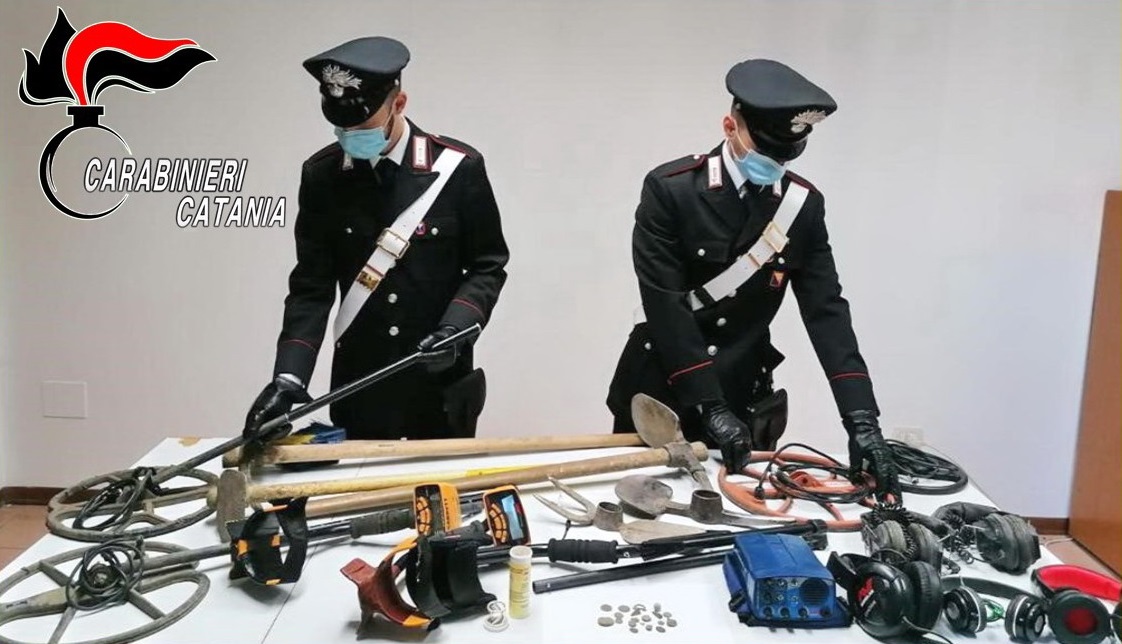 DENUNCIATI  TRE "TOMBAROLI" PATERNESI , BECCATI CON REPERTI ARCHEOLOGICI IN AUTO