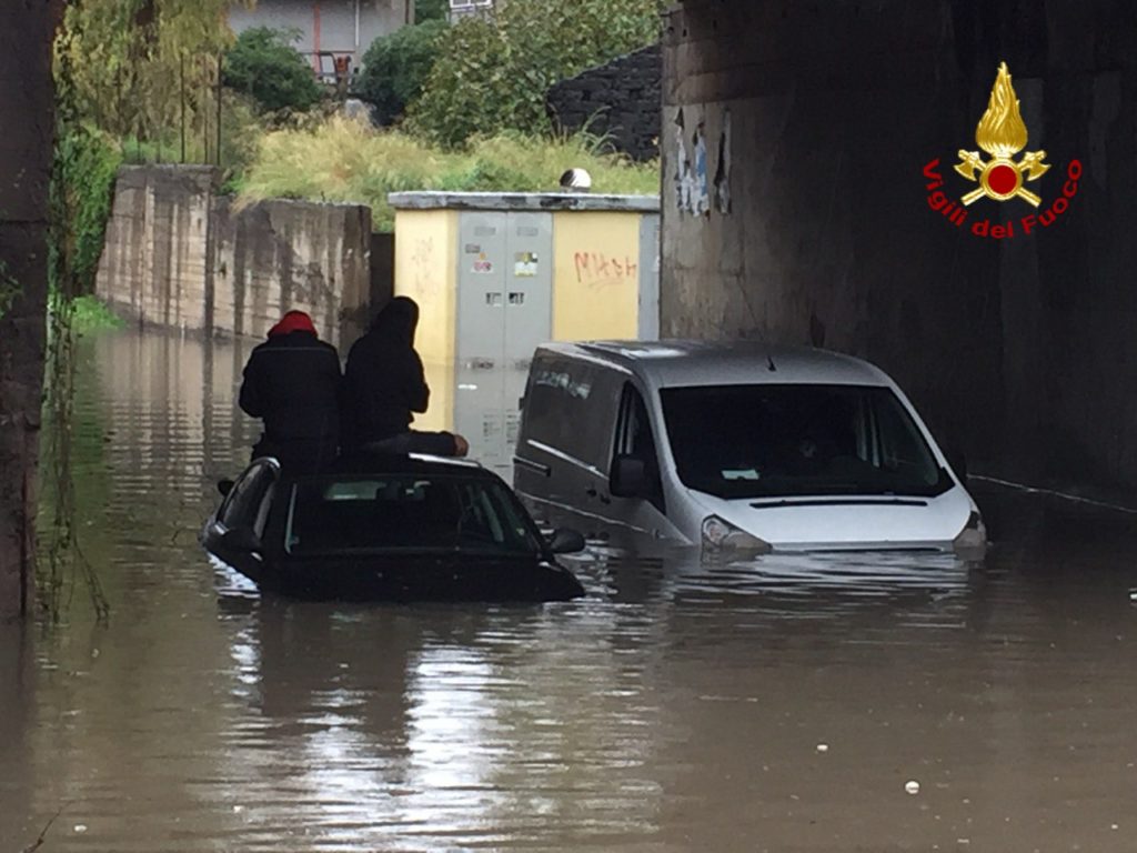 I SOMMOZZATORI SALVANO DUE PERSONE INTRAPPOLATE NELL’AUTO A PIANO TAVOLA