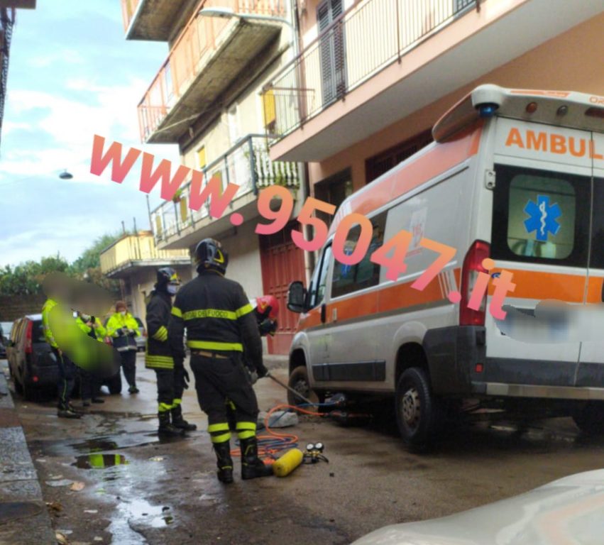 PATERNO’: AMBULANZA CADE IN UNA BUCA, LIBERATA DAI VVF – LE FOTO