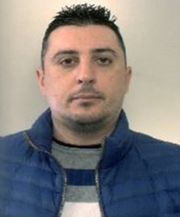 ACI CATENA. NASCONDE “L’ERBA” NEL GIARDINO: ARRESTATO.