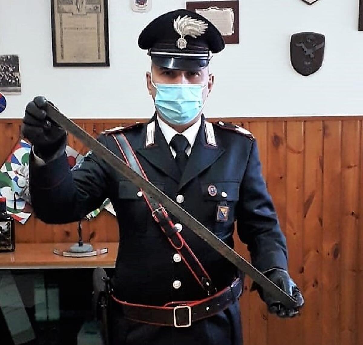 MARITO E AMANTE VENGONO ALLE MANI: SCATTA LA SPEDIZIONE PUNITIVA A COLPI DI SPRANGA - 