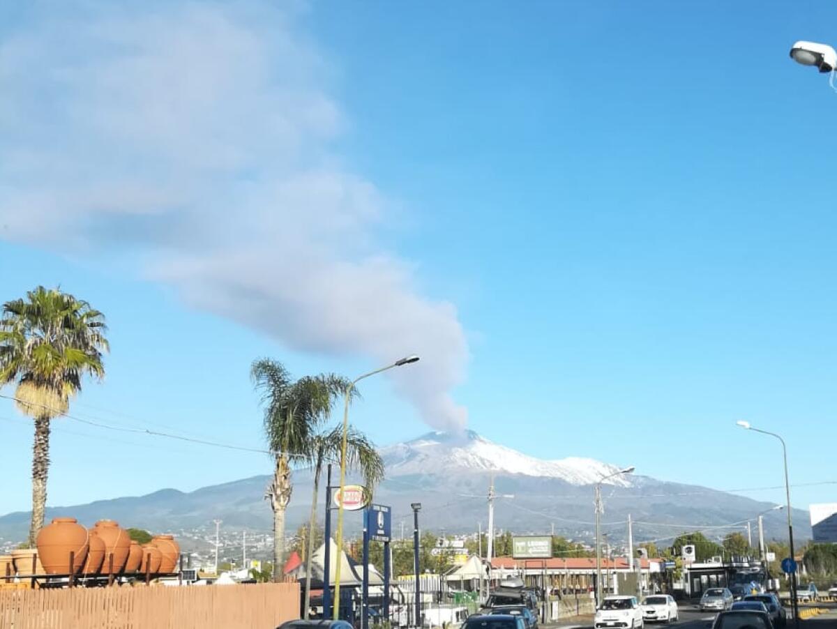 RIPRESA L'EMISSIONE DI LAVA DAL CRATERE DI SUD-EST,  COLATA LAVICA DIRETTA VERSO SUD-OVEST. - 