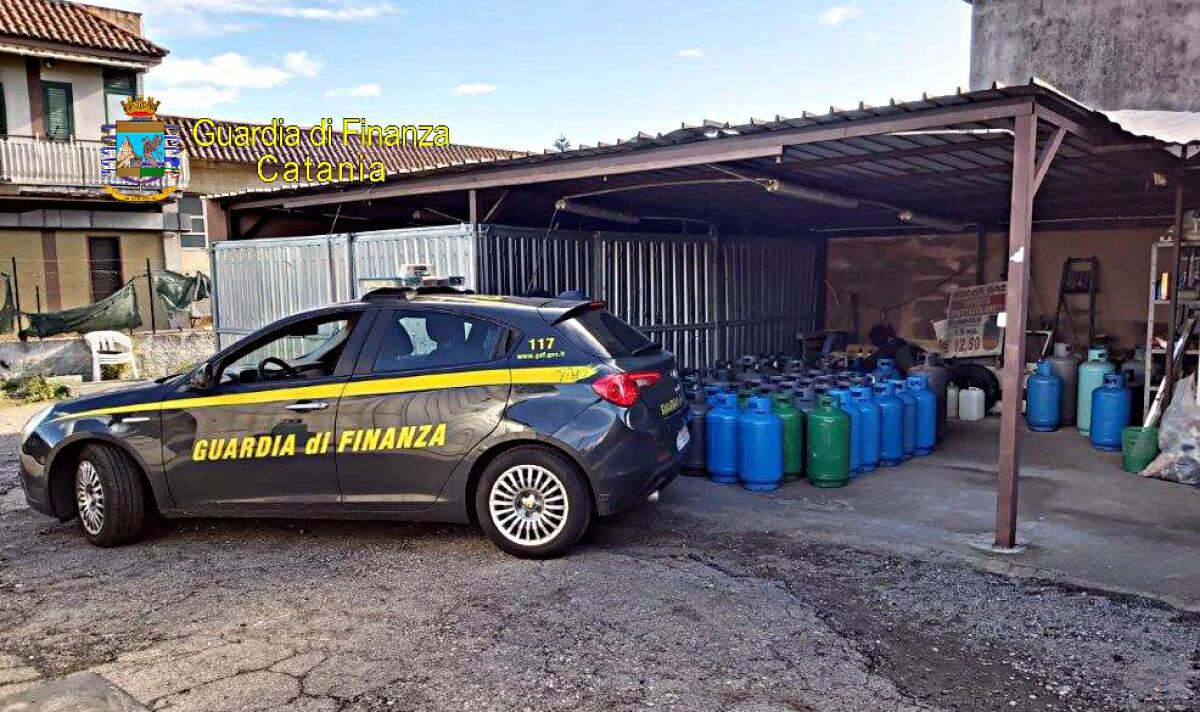 SEQUESTRATI A GIARRE 575 KG DI G.P.L. IN BOMBOLE. DENUNCIATO IL TITOLARE DELL’IMPRESA INDIVIDUALE. - 