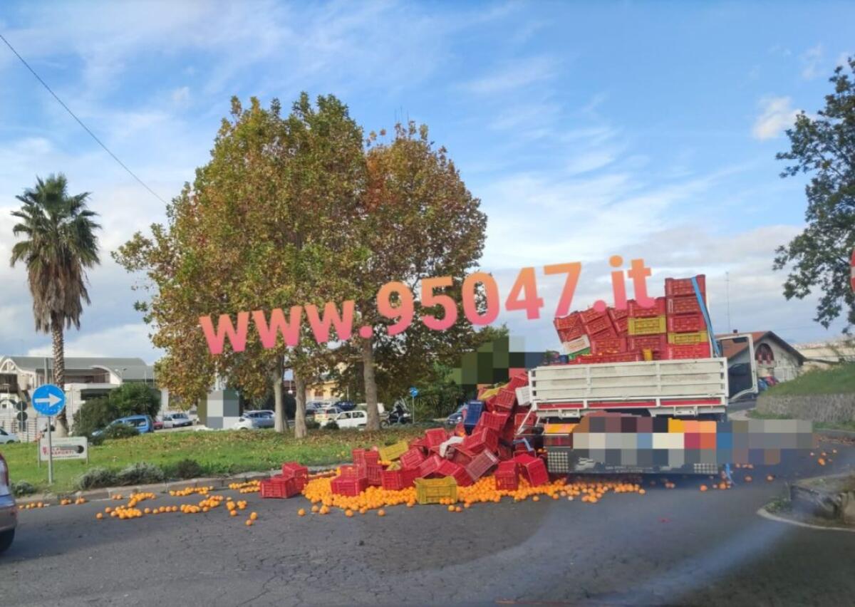 PATERNO': CAMION PERDE IL CARICO DI ARANCE - 