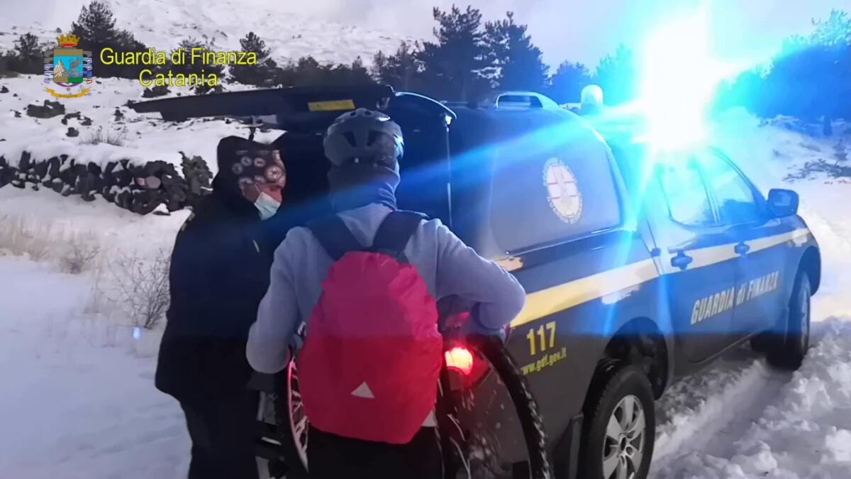SOCCORSI DUE GIOVANI CICLISTI ALL’INTERNO DEL DEMANIO FORESTALE, NEL COMUNE DI ADRANO - 