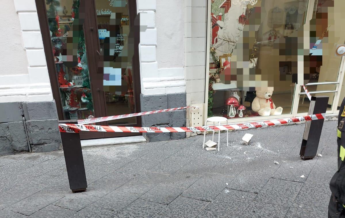 PATERNO’: CADONO CALCINACCI DAL BALCONE, INTERVENTO DEI VIGILI DEL FUOCO - 