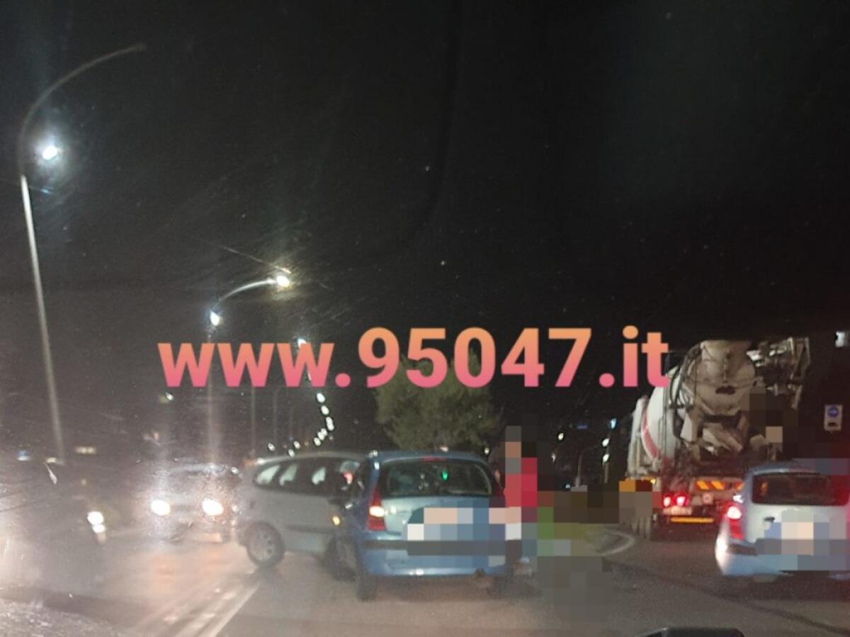 PATERNO': INCIDENTE ALLA ROTONDA DEL CORSO ITALIA E TRAFFICO IN TILT - 