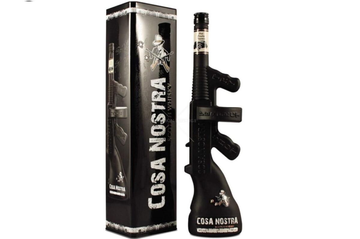 BOTTIGLIE DI WHISKY A FORMA DI MITRA E COL MARCHIO «COSA NOSTRA» IN VENDITA IN UN SUPERMERCATO, SUBITO RITIRATO - 