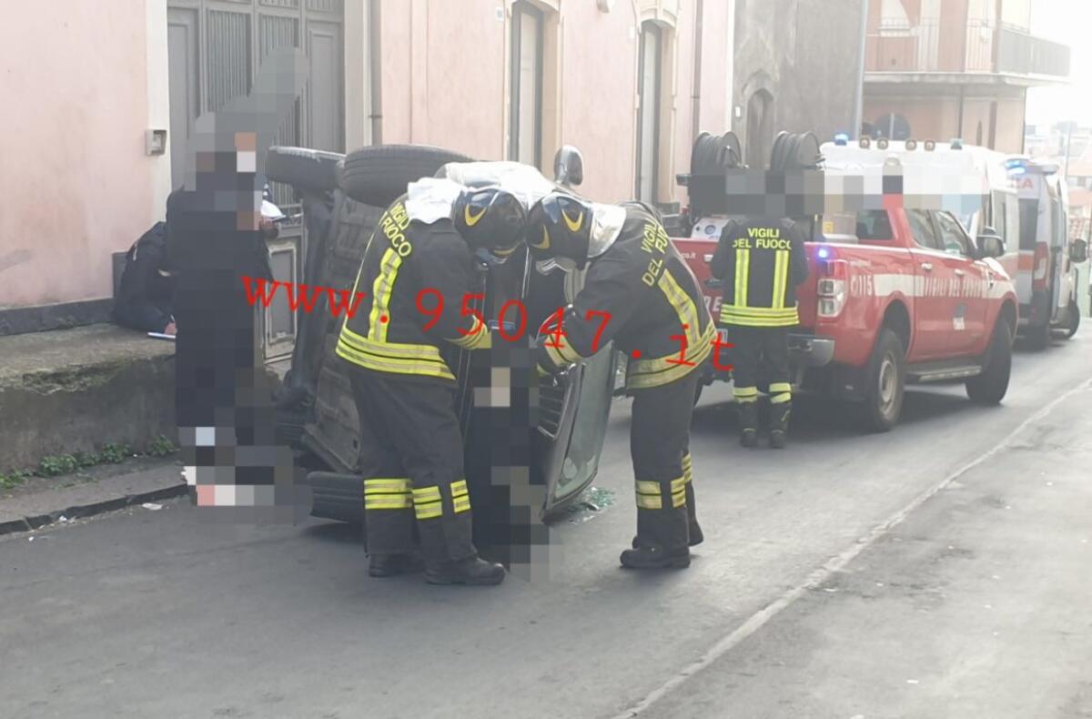 BELPASSO: AUTO SI RIBALTA, ILLESA LA CONDUCENTE - 