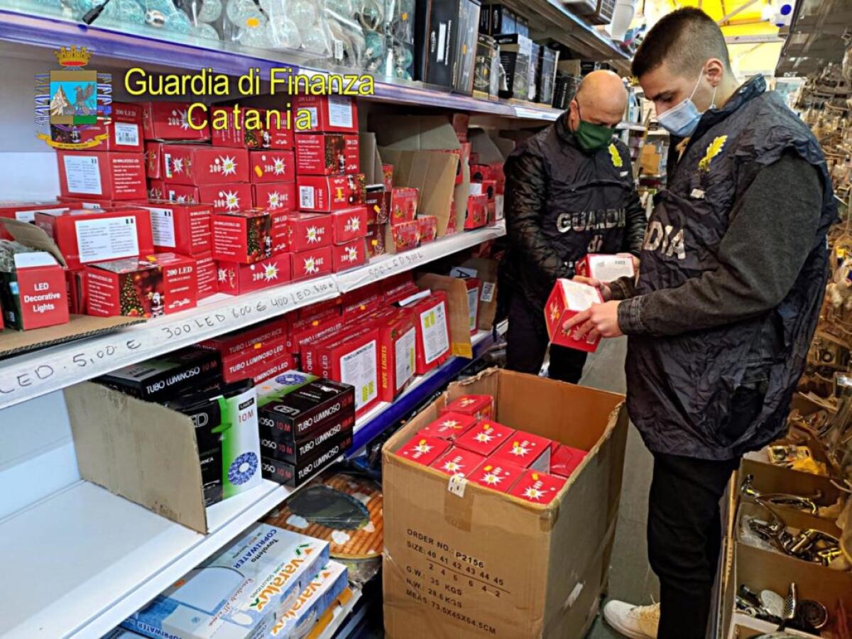 SEQUESTRATE AD ACI SANT’ANTONIO 458 CONFEZIONI DI LUCI NATALIZIE E ARTICOLI ELETTRICI PERICOLOSI. - 