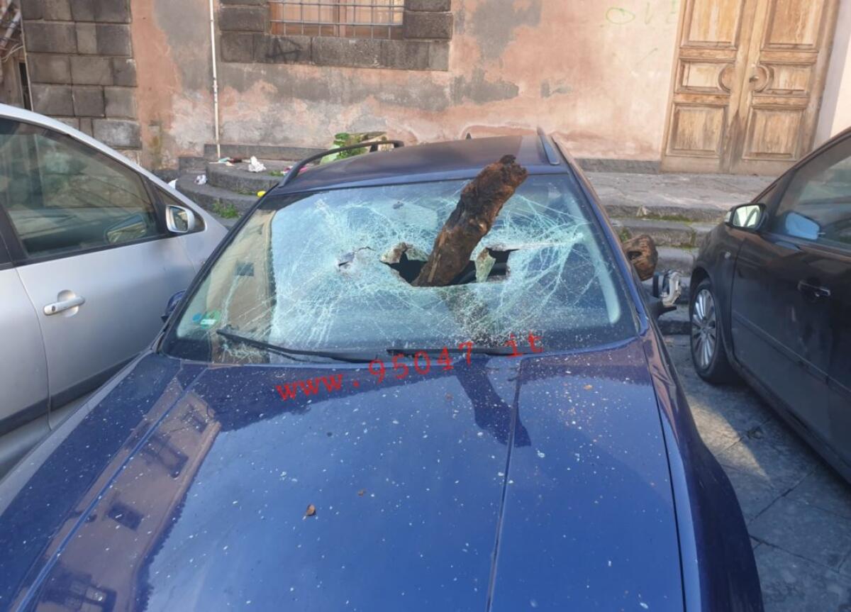 PATERNO', AUTO ABBANDONATA (E VANDALIZZATA) IN PIENO CENTRO - 