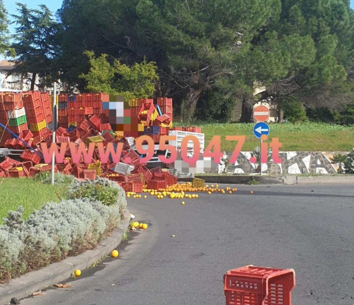 PATERNO’: CAMION PERDE IL CARICO DI ARANCE, DECINE DI CASSETTE SULLA STRADA - 