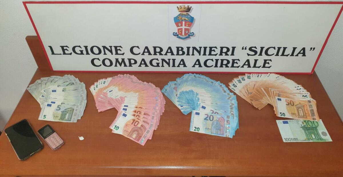 ACI CATENA. DISOCCUPATO NASCONDEVA IN CASA, OLTRE ALLA COCAINA, 6.000 EURO IN CONTANTI - 