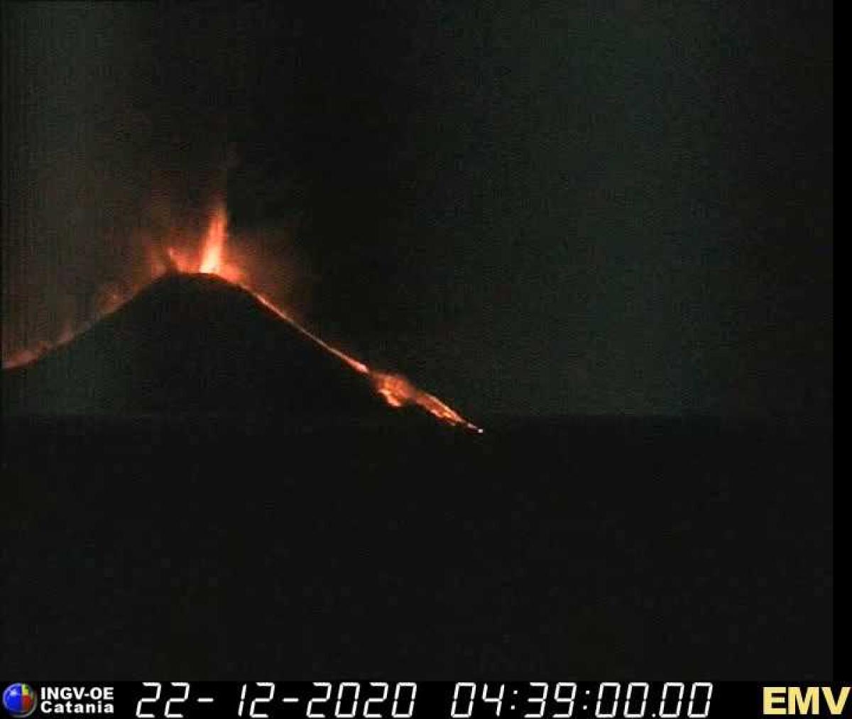 Etna in eruzione: fontane di lava e due nuove colate - 