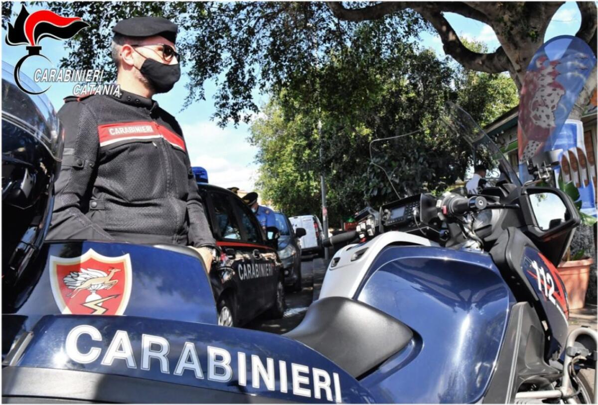 Catania. Tenta di rubare una macchina, fugge e si fa ritrovare a casa in pigiama, ma con le mani sporche di grasso. - 