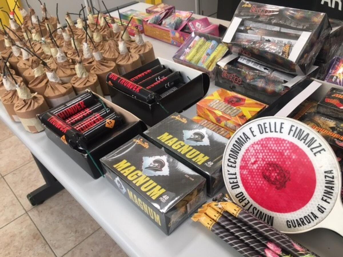 CATANIA: SEQUESTRATI3.000 ARTIFIZI PIROTECNICI ILLEGALI. DENUNCIATI DUE CITTADINI ITALIANI. - 