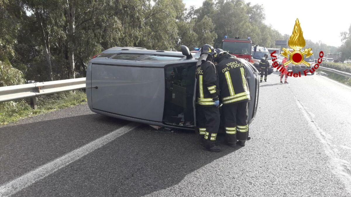 ACIREALE, INCIDENTE IN A18, AUTO SI RIBALTA. - 
