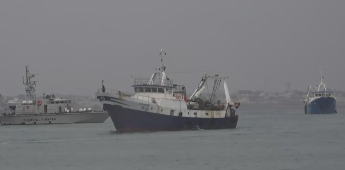 Pescatori arrivati al porto di Mazara: pescherecci salutati con sirene - 