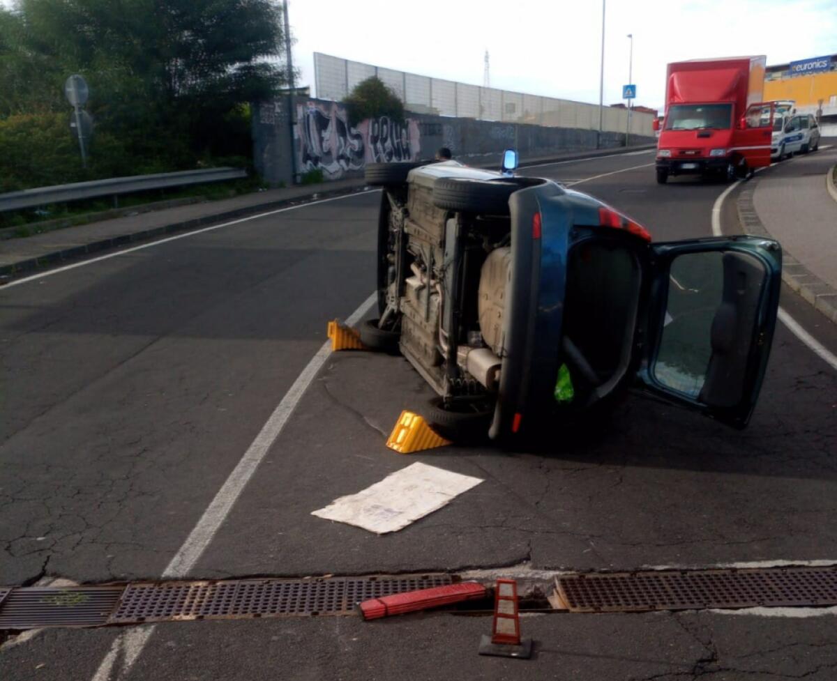 INCIDENTE A GRAVINA: I VIGILI DEL FUOCO "LIBERANO" DONNA INCASTRATA TRA LE LAMIERE - 