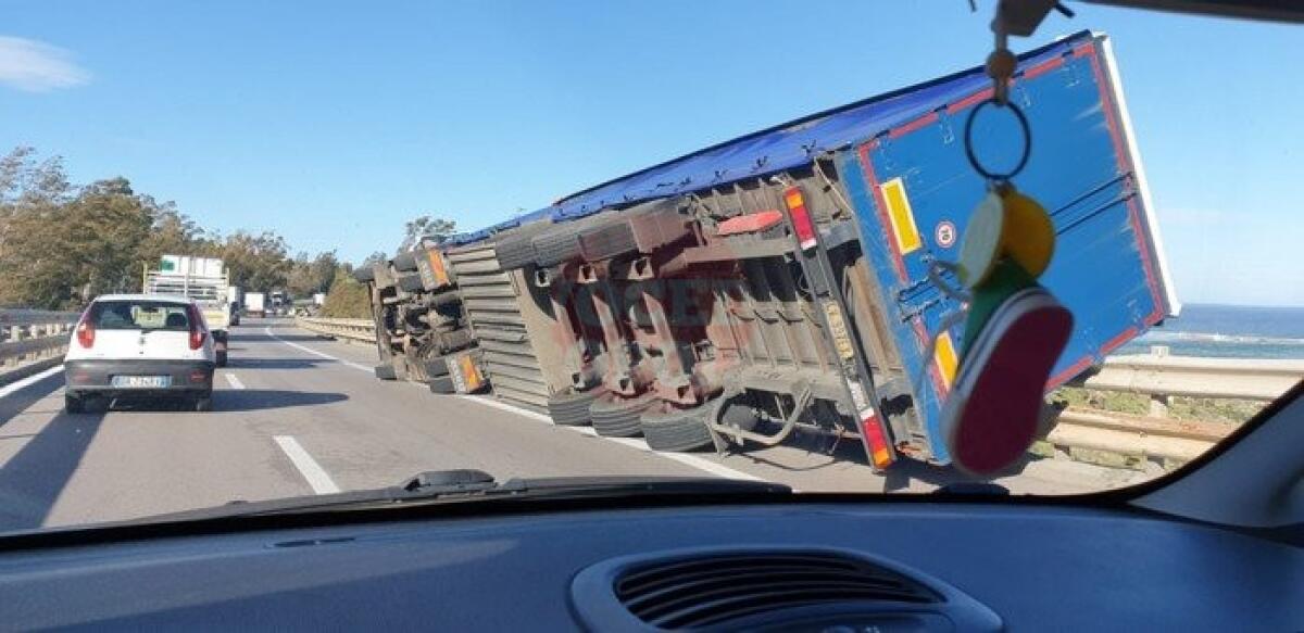 Forte vento sulla A19: mezzo pesante si ribalta nei pressi dello svincolo di Termini Imerese - 