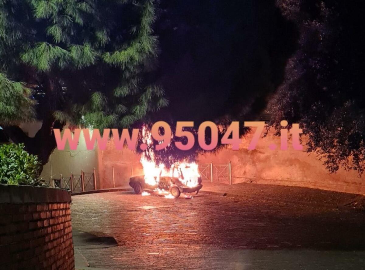 PATERNO': AUTO IN FIAMME IN PIENO CENTRO STORICO - 