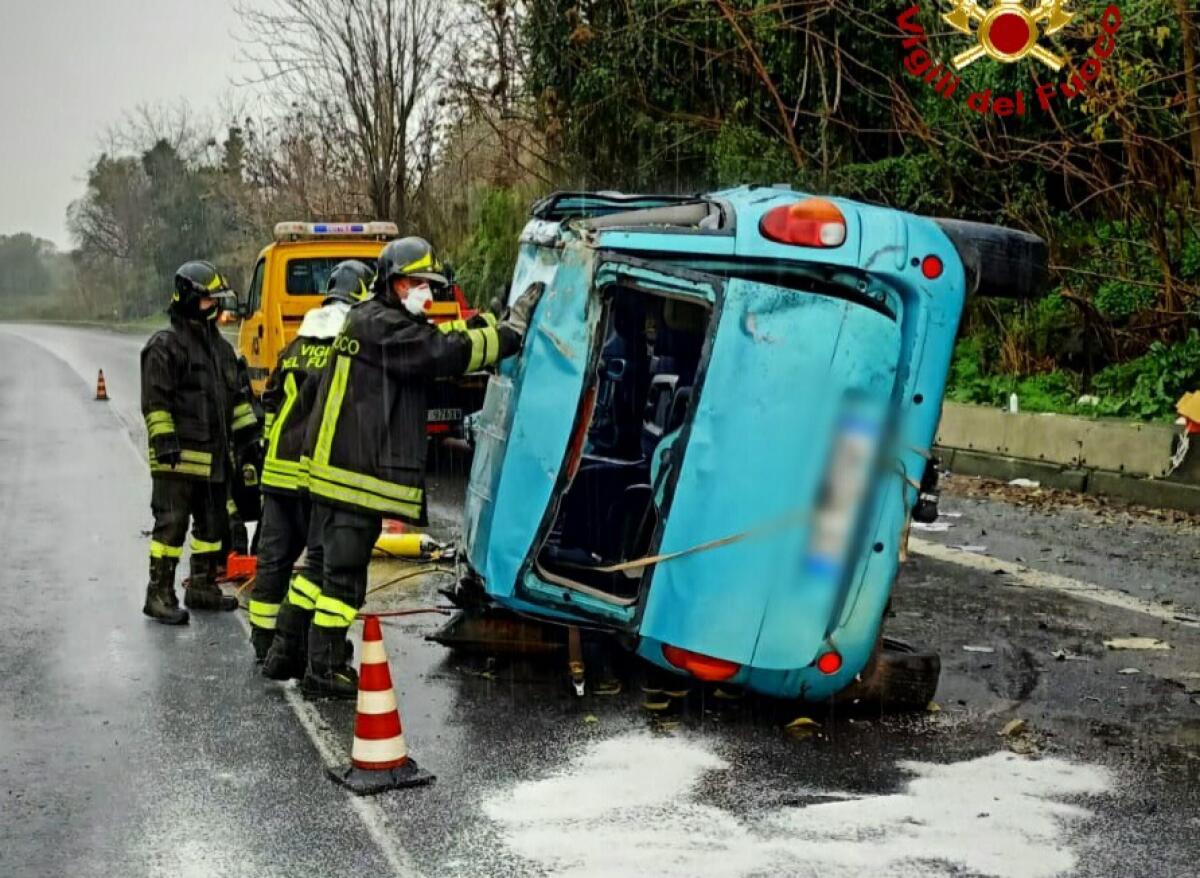 AUTO SI RIBALTA LUNGO LA A18 TRA GIARRE E ACIREALE - 